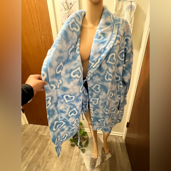 Ladies Yikes one size blue heart print robe - Picture 14 of 16